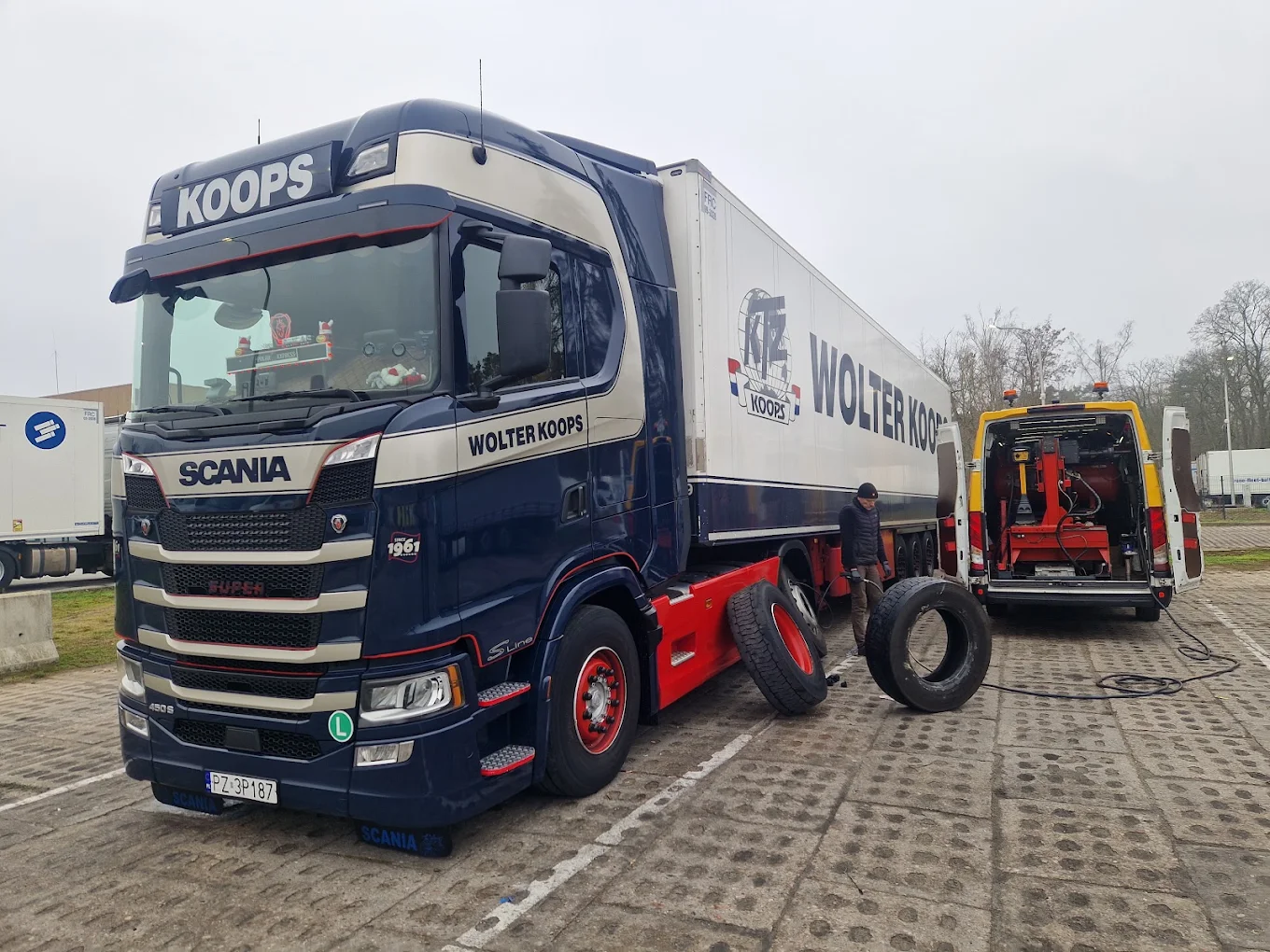 Wymiana koła w ciągniku siodłowym Scania przez serwis mobilny