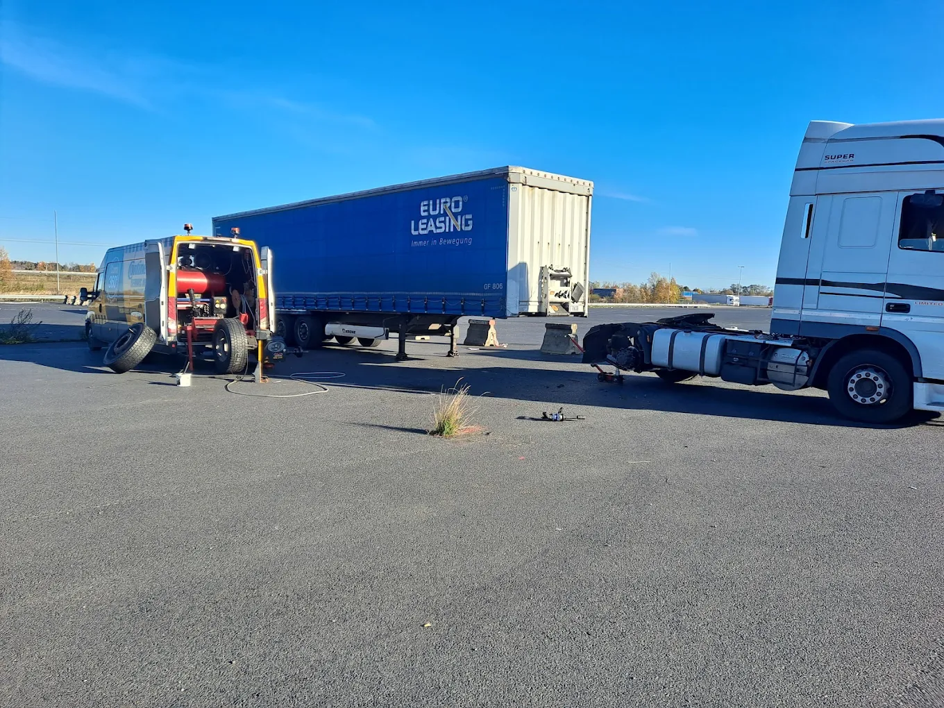 Naprawa opony naczepy na parkingu przy autostradzie