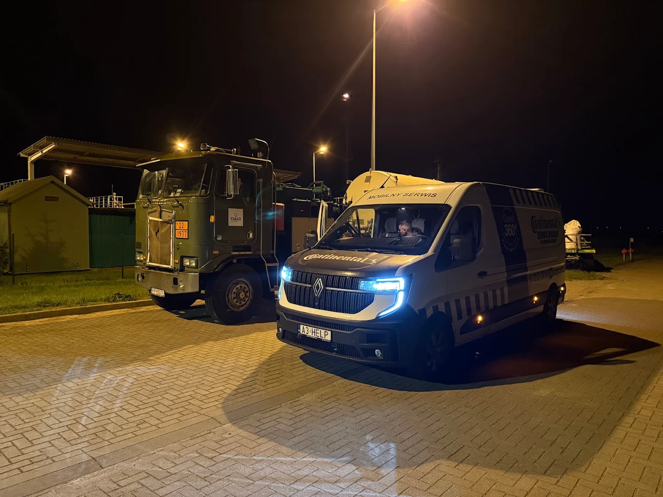 Van serwisowy mobilnej wulkanizacji podczas nocnego wyjazdu