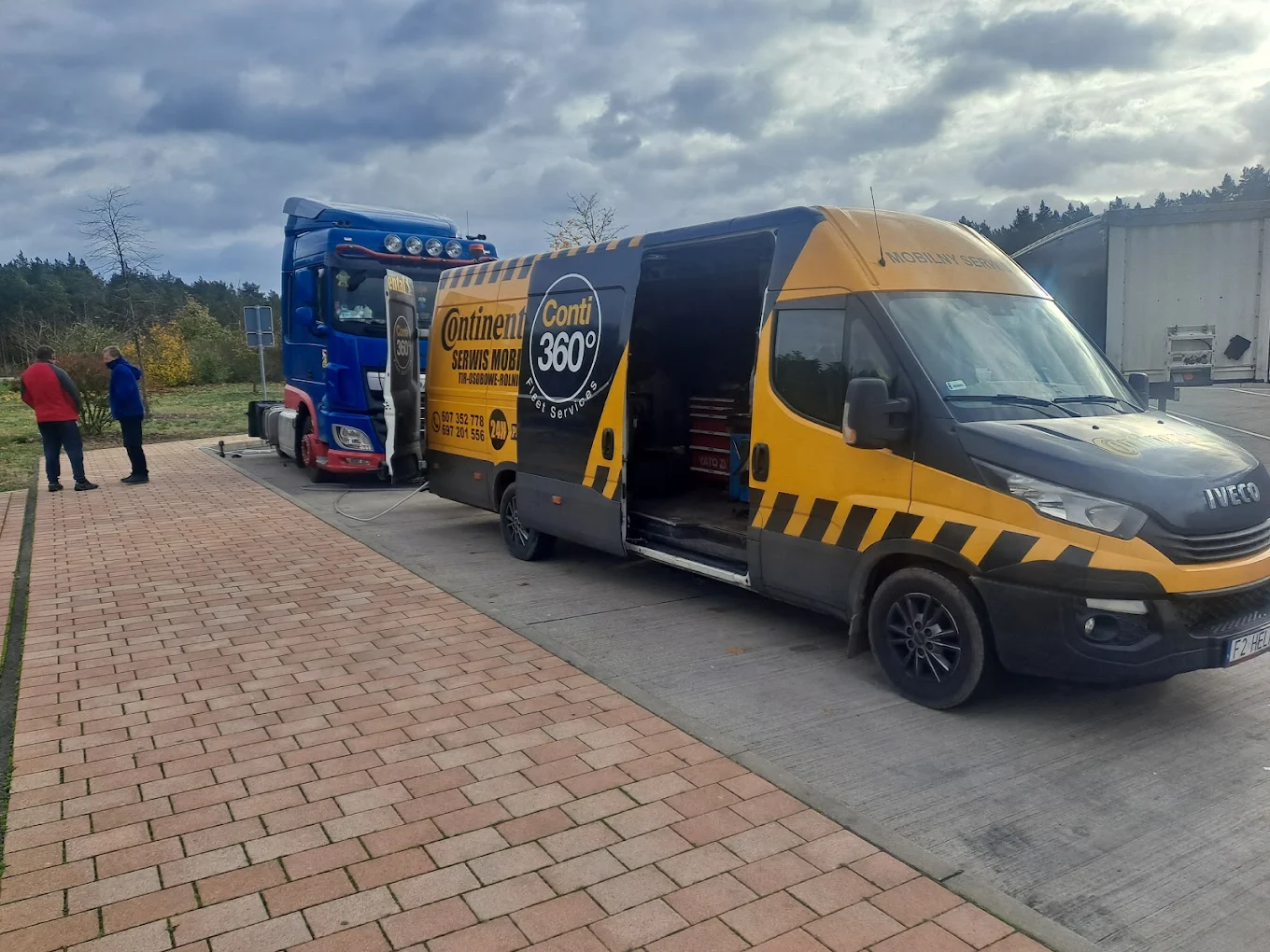 Mobilny serwis opon podczas naprawy koła ciężarówki w okolicach Słubic